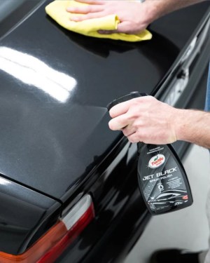 Полираща паста за черни бои Turtle Wax Hybrid Jet Black Spray Polish 500 ml 