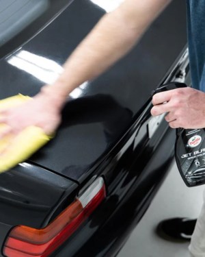 Полираща паста за черни бои Turtle Wax Hybrid Jet Black Spray Polish 500 ml 